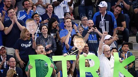 Fans der Dallas Mavericks feiern Dirk Nowitzki bei seinem letzten Heimspiel 2019.