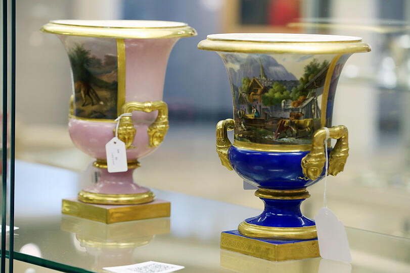 Zwei Kratervasen aus Nymphenburger Porzellan (1830).