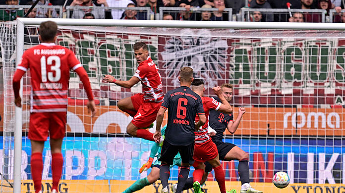 17. September: Mergim Berisha (Mitte) erzielt das Tor des Tages beim 1:0-Sieg des FC Augsburg in der Bundesliga gegen den FC Bayern.