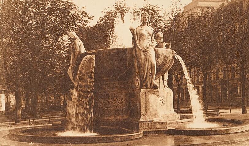 Es plätschert und sprudelt: der Brunnen mit den drei Schicksalsfrauen am Stachus.