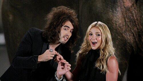 Spears im MTV-Werbespot mit Komiker Russel Brand Spears im MTV-Werbespot mit Komiker Russel Brand
