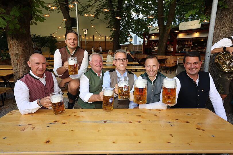 Nach dem ersten Anzapfen (v.l.): Die Braumeister Rainer Kansy (Hacker), Fritz Geiger (Spaten), Rolf Dummert (Hofbräu), Christian Dahncke (Paulaner), Andreas Brunner (Augustiner) und Bernd Kräußel (Löwenbräu).