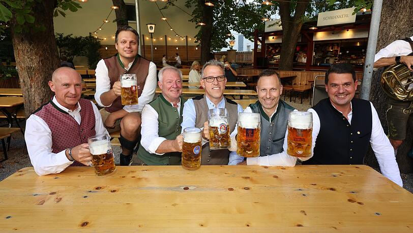 Nach dem ersten Anzapfen (v.l.): Die Braumeister Rainer Kansy (Hacker), Fritz Geiger (Spaten), Rolf Dummert (Hofbräu), Christian Dahncke (Paulaner), Andreas Brunner (Augustiner) und Bernd Kräußel (Löwenbräu). Nach dem ersten Anzapfen (v.l.): Die Braumeister Rainer Kansy (Hacker), Fritz Geiger (Spaten), Rolf Dummert (Hofbräu), Christian Dahncke (Paulaner), Andreas Brunner (Augustiner) und Bernd Kräußel (Löwenbräu).