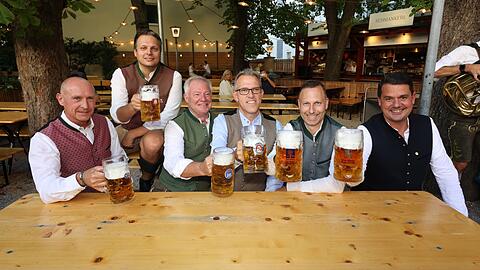 Nach dem ersten Anzapfen (v.l.): Die Braumeister Rainer Kansy (Hacker), Fritz Geiger (Spaten), Rolf Dummert (Hofbräu), Christian Dahncke (Paulaner), Andreas Brunner (Augustiner) und Bernd Kräußel (Löwenbräu).