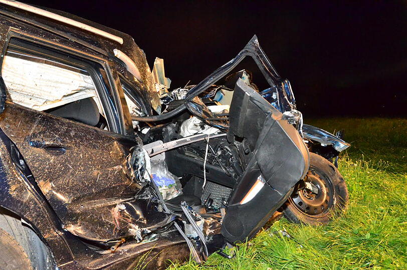 Eine Regionalbahn hat in Massing (Landkreis Rottal-Inn) ein Auto erfasst und in eine Wiese geschleudert. Bei dem Unfall am Montagabend wurden die 55-jährige Autofahrerin und ihre 72-jährige Beifahrerin schwer verletzt, wie die Polizei in Eggenfelden mitteilte. Sehen Sie hier die Bilder von der Unfallstelle.