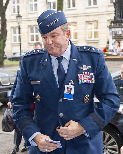 Der Kommandeur der US-Air-Force in Europa, General Philip Breedlove, bei der Anreise.