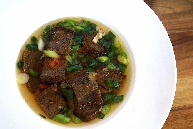 Die Brotsuppe ist nach einem Rezept von Augsburgers Oma gemacht.