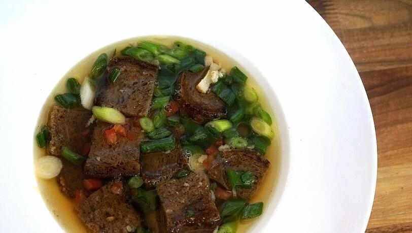 Die Brotsuppe ist nach einem Rezept von Augsburgers Oma gemacht. Die Brotsuppe ist nach einem Rezept von Augsburgers Oma gemacht.