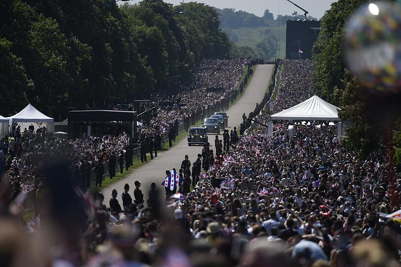 Hunderttausend Schaulustige stehen am "Long Walk" in Windsor