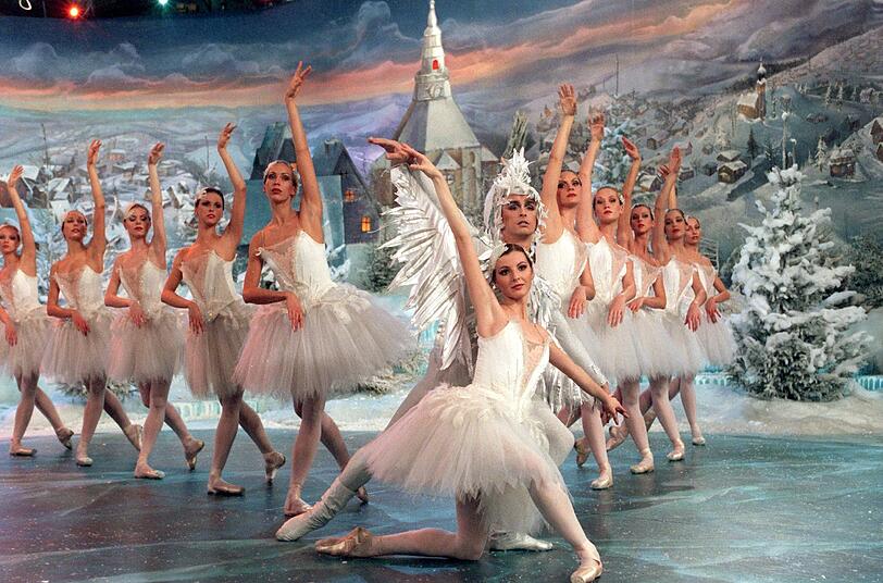 Szenen aus "Schwanensee" tanzt das Ensemble des Deutschen Fernsehballetts in winterlicher Kulisse bei der MDR-Aufzeichnung der Sendung "Weihnachtsfest der Volksmusik" am 18.11.1998 in Chemnitz. Das DeutscheFernsehballett steht vor dem Aus.