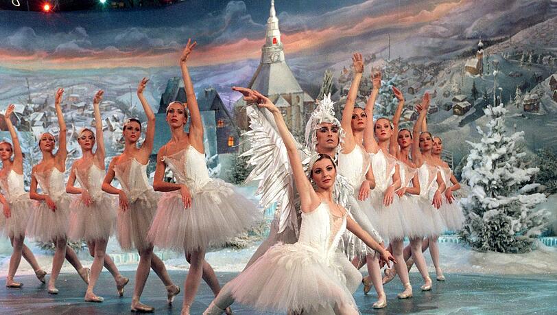 Szenen aus "Schwanensee" tanzt das Ensemble des Deutschen Fernsehballetts in winterlicher Kulisse bei der MDR-Aufzeichnung der Sendung "Weihnachtsfest der Volksmusik" am 18.11.1998 in Chemnitz. Das DeutscheFernsehballett steht vor dem Aus. Szenen aus "Schwanensee" tanzt das Ensemble des Deutschen Fernsehballetts in winterlicher Kulisse bei der MDR-Aufzeichnung der Sendung "Weihnachtsfest der Volksmusik" am 18.11.1998 in Chemnitz. Das DeutscheFernsehballett steht vor dem Aus.
