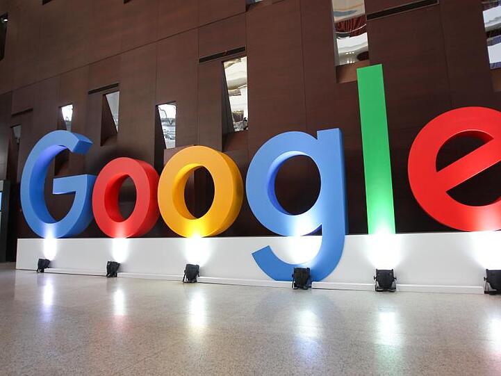Beim Google-Mutterkonzern Alphabet sinken wegen der Corona-Pandemie die Werbeerlöse.