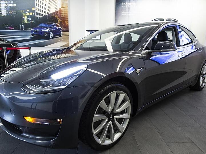 Tesla wird seinen Hoffnungsträger Model 3 ab Februar kommenden Jahres in Europa ausliefern.