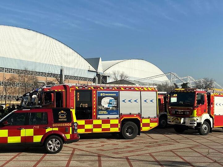 Rettungskräfte warten auf dem Madrider Flughafen Barajas auf die Notlandung des Fluges AC837 von Air Canada.