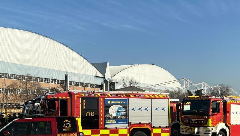 Rettungskräfte warten auf dem Madrider Flughafen Barajas auf die Notlandung des Fluges AC837 von Air Canada. Rettungskräfte warten auf dem Madrider Flughafen Barajas auf die Notlandung des Fluges AC837 von Air Canada.