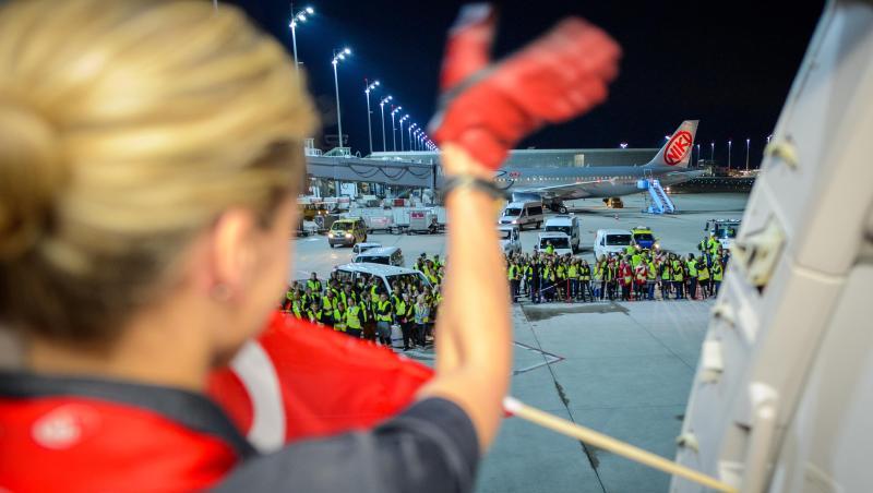Eine Flugbegleiterin der Fluggesellschaft Air Berlin winkt am auf dem Flughafen in München weiteren Mitarbeitern der Airline vor dem letzten Flug zur Verabschiedung. Eine Flugbegleiterin der Fluggesellschaft Air Berlin winkt am auf dem Flughafen in München weiteren Mitarbeitern der Airline vor dem letzten Flug zur Verabschiedung.