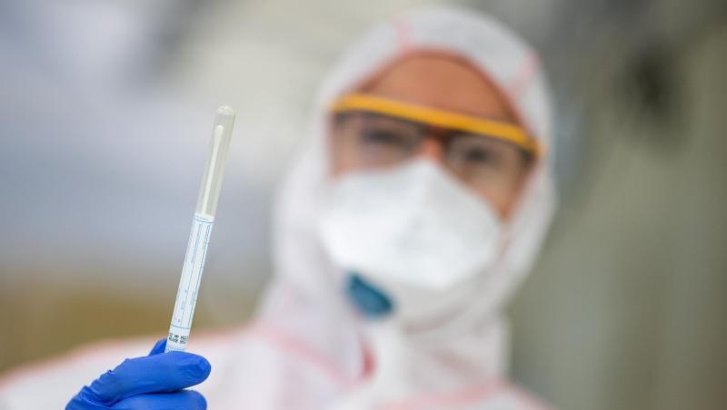 Ein Mitarbeiter hält in einem Abstrichzentrum einen Coronatest-Abstrich in der Hand. Foto: Sebastian Gollnow/dpa/Symbolbild Ein Mitarbeiter hält in einem Abstrichzentrum einen Coronatest-Abstrich in der Hand. Foto: Sebastian Gollnow/dpa/Symbolbild