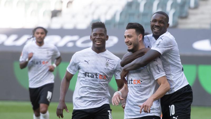 Ramy Bensebaini (2.v.l.) bejubelt sein Tor zum 3:0 gegen Bielefeld mit Marcus Thuram (r) und Breel Embolo. Gladbach siegt am Ende 5:0.