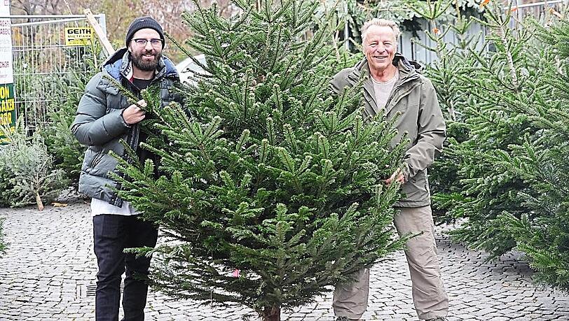 Rupi Bauer (r.) und sein Sohn Marko Bauer verkaufen auch heuer wieder vergünstigte Christbäume an AZ-Leser.