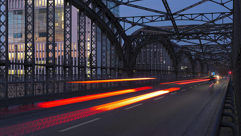 Die Hackerbrücke ist in einem schlechten Zustand. Deswegen muss sie saniert werden.