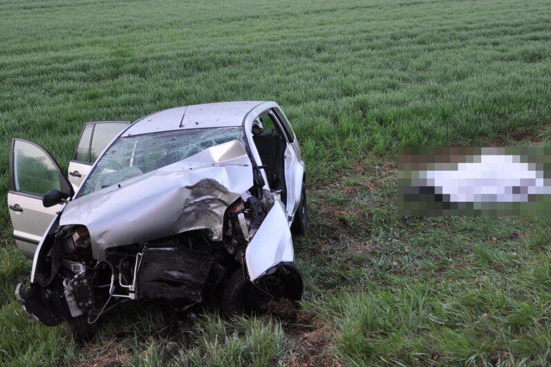 Bei Altötting ist ein Pkw-Fahrer von der Fahrbahn abgekommen und gegen einen Baum geprallt. Der Mann starb noch an der Unfallstelle. Die Bilder vom Horror-Unfall