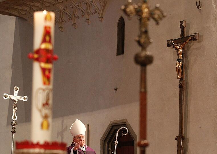 Der Bischof von Augsburg, Konrad Zdarsa, feiert das Pontifikalrequiem für den ermordeten Polizisten.
