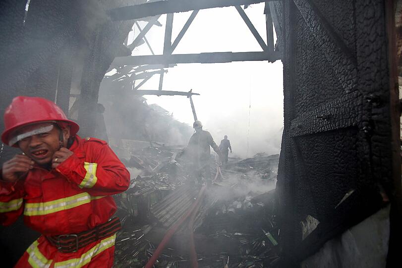 Bei einem Großbrand und einer Serie von Explosionen
in einem Lagerhaus der früheren birmanischen Hauptstadt Rangun sind
am Donnerstag mindestens 16 Menschen ums Leben gekommen. Die schockierenden Bilder!