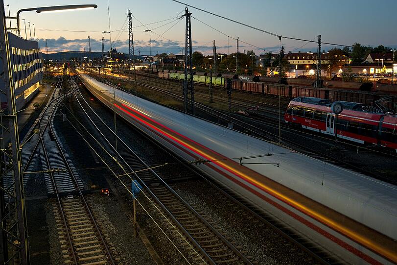 Die Pläne der Bahn zum Ausbau der ICE-Trasse durch Bamberg stoßen bei vielen Bürgern und Kommunalpolitikern auf heftige Kritik - der Grund sind hohe Lärmschutzwände, die den Zuglärm eindämmen sollen.