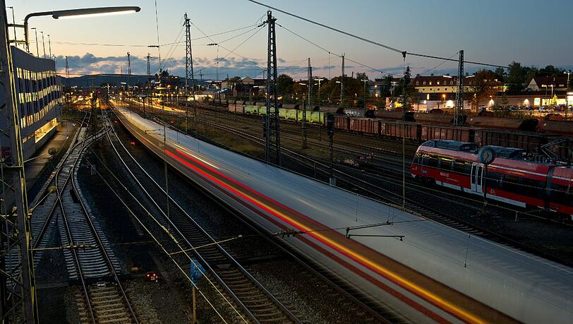 Die Pläne der Bahn zum Ausbau der ICE-Trasse durch Bamberg stoßen bei vielen Bürgern und Kommunalpolitikern auf heftige Kritik - der Grund sind hohe Lärmschutzwände, die den Zuglärm eindämmen sollen. Die Pläne der Bahn zum Ausbau der ICE-Trasse durch Bamberg stoßen bei vielen Bürgern und Kommunalpolitikern auf heftige Kritik - der Grund sind hohe Lärmschutzwände, die den Zuglärm eindämmen sollen.