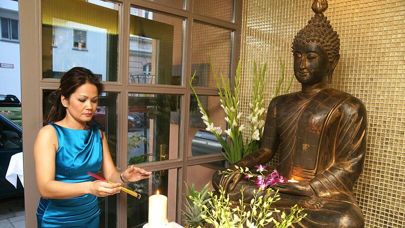 Einweihungszeremonie: Mit Räucherstäbchen und Gaben für den Buddah sorgt Quynh Doan für Harmonie im Haus. Einweihungszeremonie: Mit Räucherstäbchen und Gaben für den Buddah sorgt Quynh Doan für Harmonie im Haus.