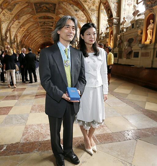Kent Nagano mit seiner Frau Mari Kodama Am Mittwoch wurde in München der Bayerischen Verdienstorden vom bayerischen Ministerpräsidenten, Horst Seehofer, an 20 Bürgerinnen und 30 Bürger verliehen.