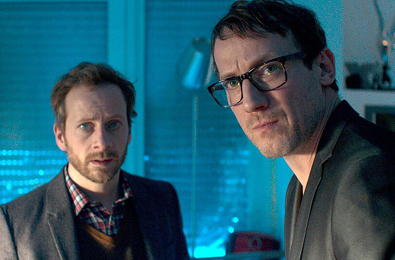 Theo (Fabian Busch, links) und Valentin (Wotan Wilke Möhring) haben ein blutiges Problem.