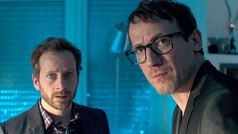 Theo (Fabian Busch, links) und Valentin (Wotan Wilke Möhring) haben ein blutiges Problem. Theo (Fabian Busch, links) und Valentin (Wotan Wilke Möhring) haben ein blutiges Problem.