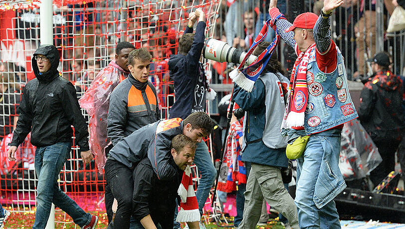 Bayern-Fans stürmen während der Meisterfeier den Rasen. Bayern-Fans stürmen während der Meisterfeier den Rasen.