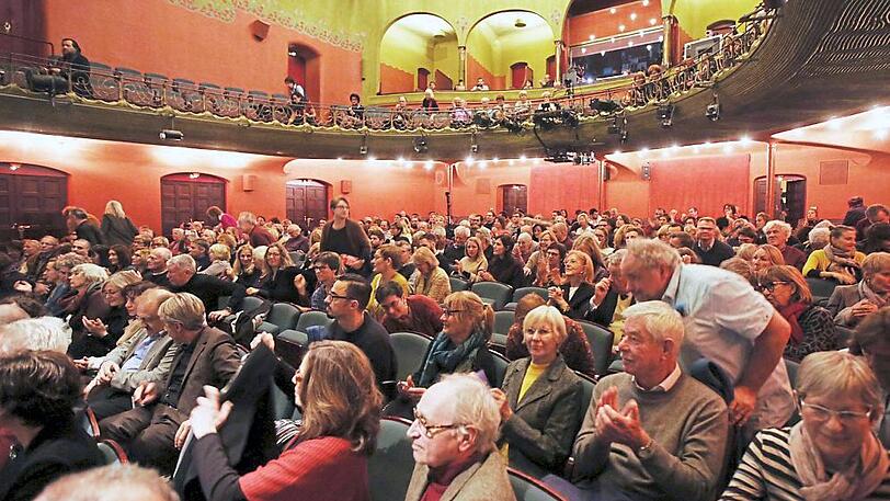Die Leser der Abendzeitung beteiligen sich mit Klatschen, aber auch mit einigen Zwischenrufen an der kontroversen Diskussion auf der Bühne der Kammerspiele.