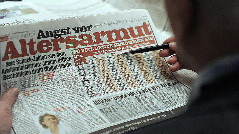 Ein Mann liest einen Zeitungsartikel über Altersarmut. (Archivbild)