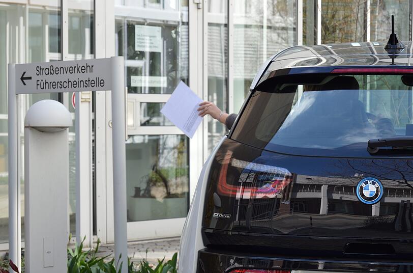 Das Bamberger Landratsamt scherzt zum 1. April, dass man zukünftig seinen Führerschein an einem Drive-In-Schalter umtauschen kann.