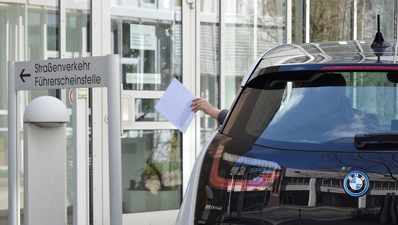Das Bamberger Landratsamt scherzt zum 1. April, dass man zukünftig seinen Führerschein an einem Drive-In-Schalter umtauschen kann.