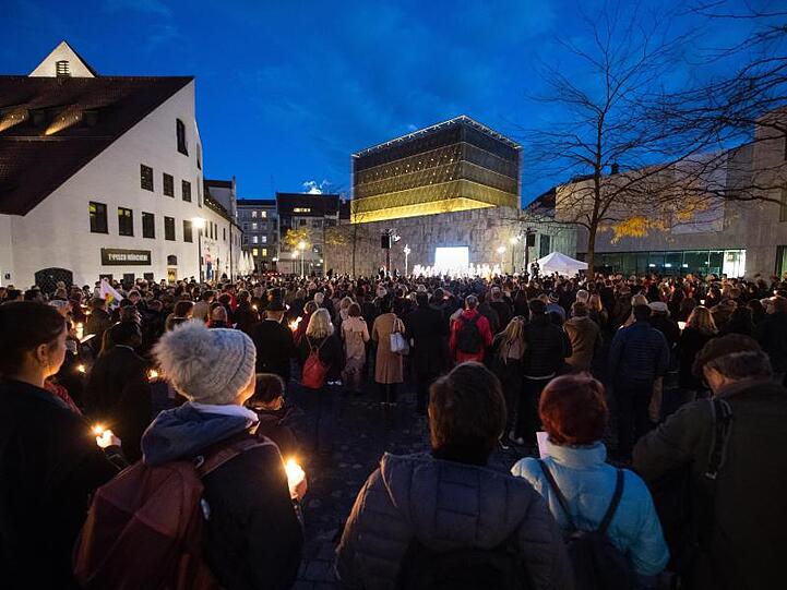 Hunderte Menschen sind zu einem Friedensgebiet vor der Münchner Hauptsynagoge Ohel Jakob zusammengekommen. Foto: Matthias Balk/dpa