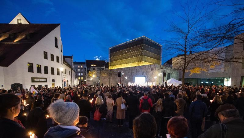 Hunderte Menschen sind zu einem Friedensgebiet vor der Münchner Hauptsynagoge Ohel Jakob zusammengekommen. Foto: Matthias Balk/dpa Hunderte Menschen sind zu einem Friedensgebiet vor der Münchner Hauptsynagoge Ohel Jakob zusammengekommen. Foto: Matthias Balk/dpa