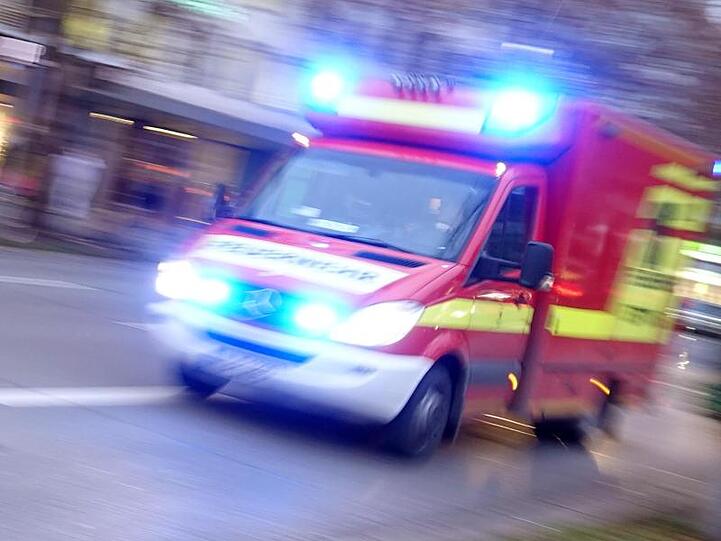 Ein Rettungswagen der Feuerwehr mit Blaulicht fährt eine Straße entlang. Foto: Katharina Redanz/dpa