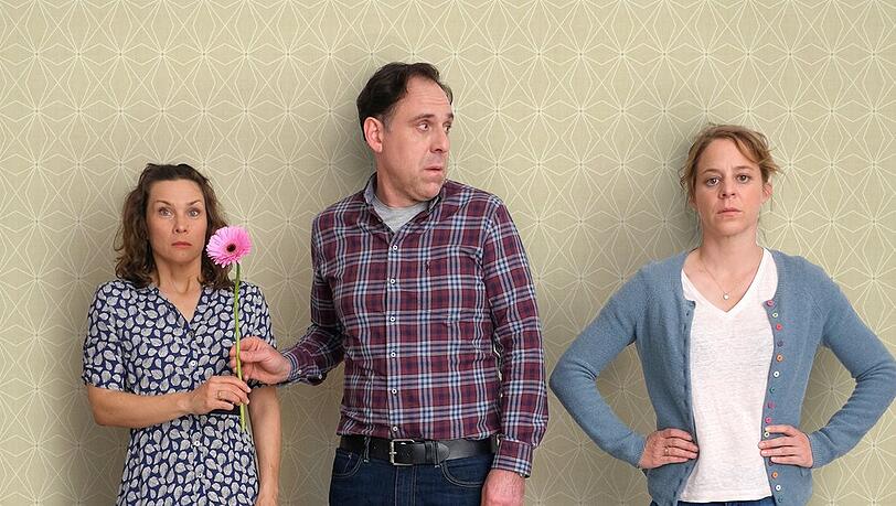 "Annie und der verliehene Mann": Ralf Frieding (Thomas Loibl, M.) findet Gefallen an Tine (Kathrin von Steinburg, l.), der besten Freundin seiner Frau Annie (Bernadette Heerwagen, r.).