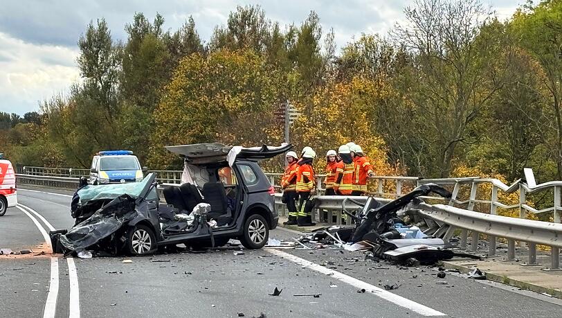 Auf der Bundesstraße 4 hat es einen schweren Unfall gegeben. Auf der Bundesstraße 4 hat es einen schweren Unfall gegeben.