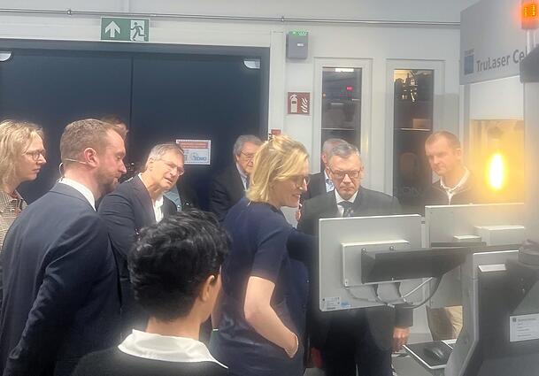 Florian Herrmann (2. v. r.), Leiter der Staatskanzlei, besichtigt das Unternehmen am neuen Standort in Oberpfaffenhofen.