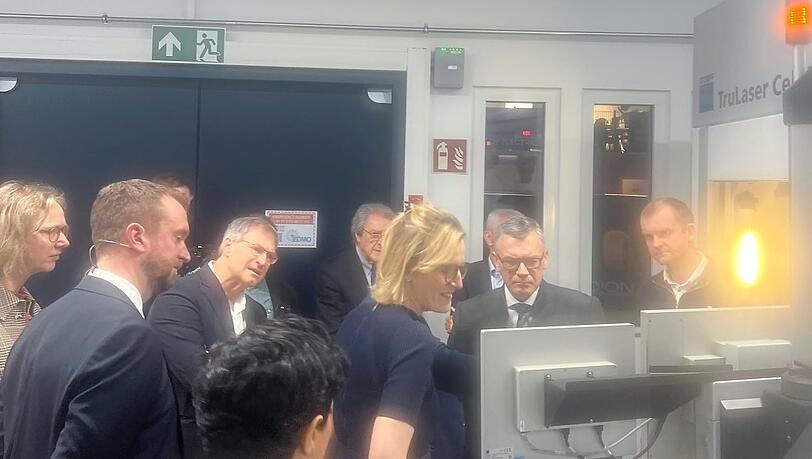 Florian Herrmann (2. v. r.), Leiter der Staatskanzlei, besichtigt das Unternehmen am neuen Standort in Oberpfaffenhofen.