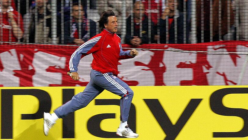 Bildnummer: 01745578  Datum: 27.09.2005  Copyright: imago/MIS
Mannschaftsarzt Hans Wilhelm M&uuml;ller Wohlfahrt (Bayern) schwebt &uuml;ber den Rasen; quer, medizinische Betreuung, Teamarzt, Vereinsarzt, Mediziner, Arzt, Doktor, rennen, sprinten, Antritt, schweben Champions League 2005/2006, FC Bayern M&uuml;nchen, Vdig M&uuml;nchen Dynamik,  Fu&szlig;ball EC 1 Herren Mannschaft Einzelbild Randmotiv Personen