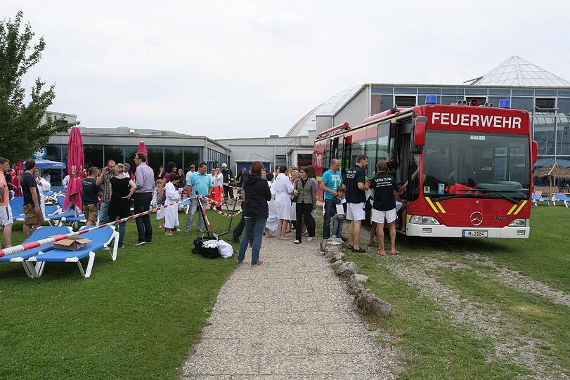 Badegäste atmen giftige Dämpfe ein &ndash; Therme evakuiert: Die Bilder vom Feuerwehr-Einsatz