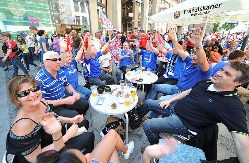 Hoch die Gläser: Wer in der Innenstadt von München einen Tisch ergatterte, musste früh aufstehen.