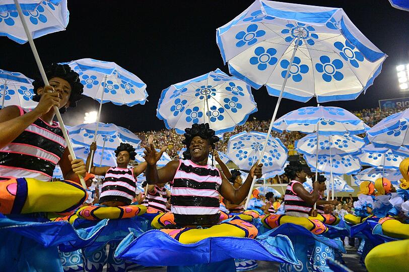 In Rio ging es in der Nacht zum Montag auf dem Straßenkarneval heiß her. Die brasilianischen Schönheiten zeigten zum Karneval-Höhepunkt viel nackte Haut und sexy Kurven.