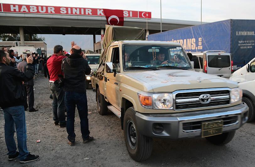 Fahrzeuge mit Peschmerga-Kämpfern aus dem Nordirak an der türkisch-syrische Grenze.